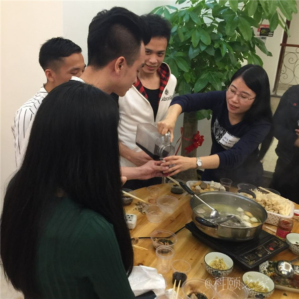 科頤兩位老板過來敬酒，大家苦樂融融-科頤辦公