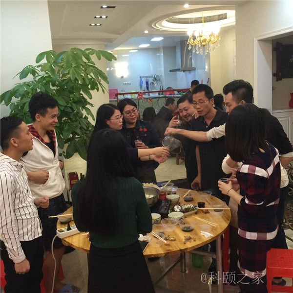 科頤兩位老板過來敬酒，大家苦樂融融-科頤辦公