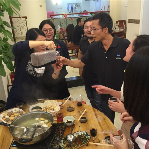 科頤兩位老板過來敬酒，大家苦樂融融-科頤辦公