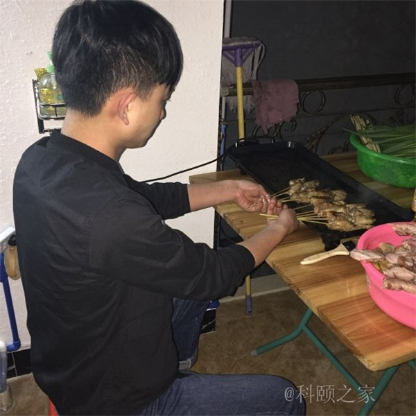 科頤辦公專業修機器的蔡師傅，搖身變專業燒烤師傅了-科頤辦公