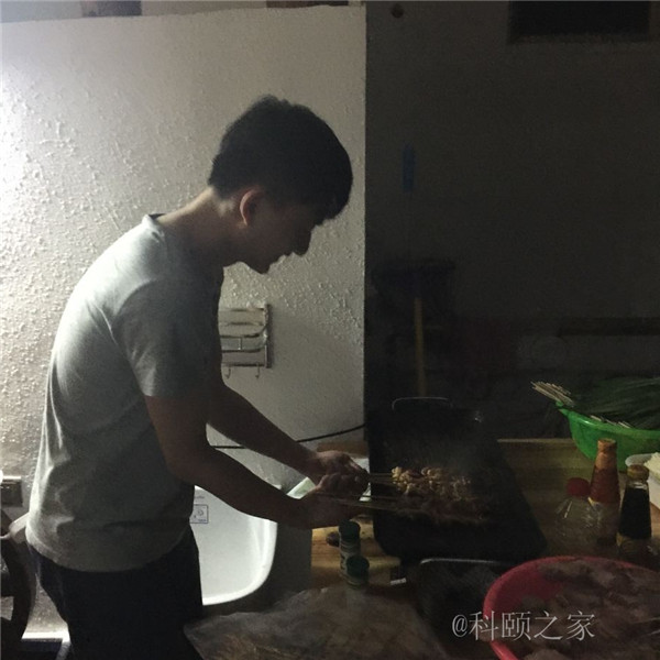科頤辦公專業修機器的蔡師傅，搖身變專業燒烤師傅了-科頤辦公