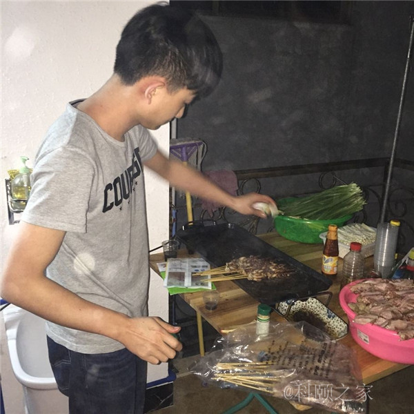 科頤辦公專業修機器的蔡師傅，搖身變專業燒烤師傅了-科頤辦公