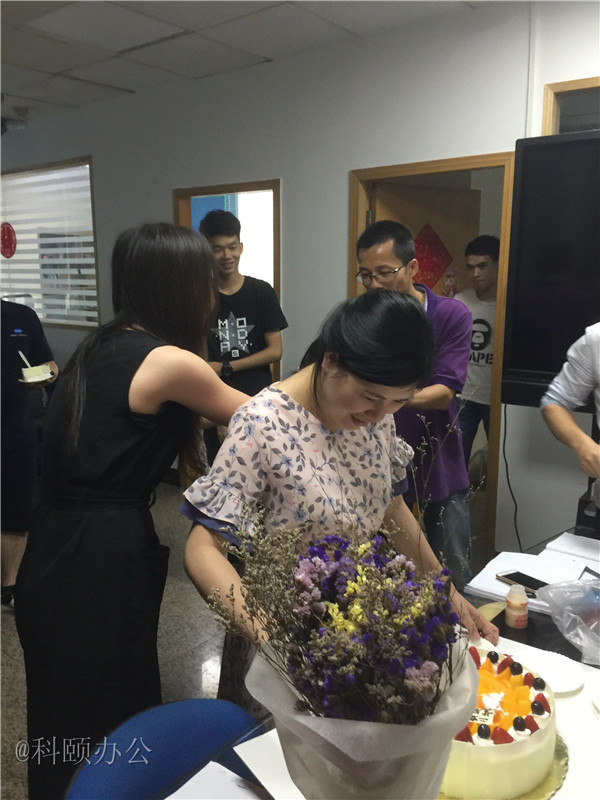 柯尼卡美能達(dá)復(fù)印機(jī)代理商--科頤之家家人一起分享美味的蛋糕