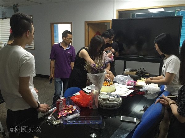 柯尼卡美能達(dá)復(fù)印機(jī)代理商--科頤之家家人一起分享美味的蛋糕