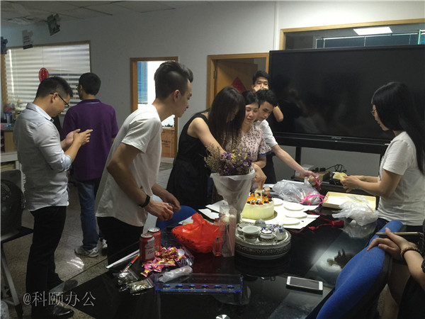 柯尼卡美能達(dá)復(fù)印機(jī)代理商--科頤之家家人一起分享美味的蛋糕