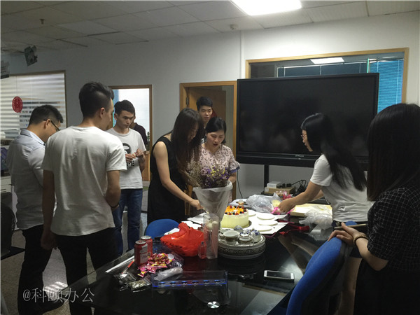 柯尼卡美能達(dá)復(fù)印機(jī)代理商--科頤之家家人一起分享美味的蛋糕