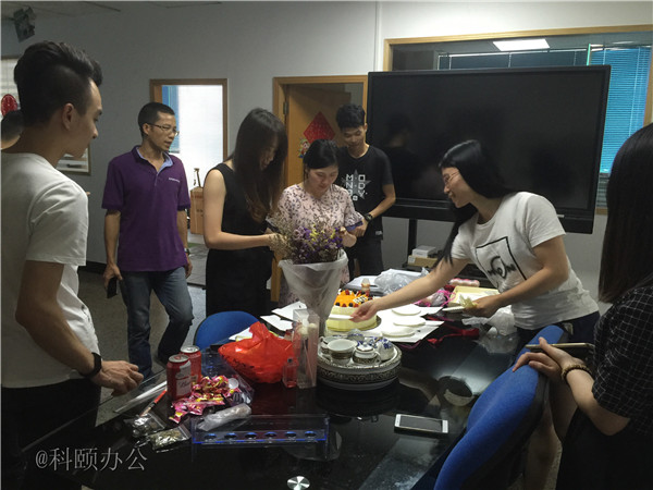 柯尼卡美能達(dá)復(fù)印機(jī)代理商--科頤之家家人一起分享美味的蛋糕