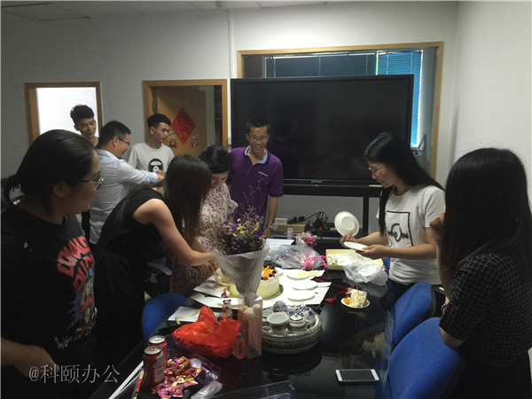 柯尼卡美能達(dá)復(fù)印機(jī)代理商--科頤之家家人一起分享美味的蛋糕