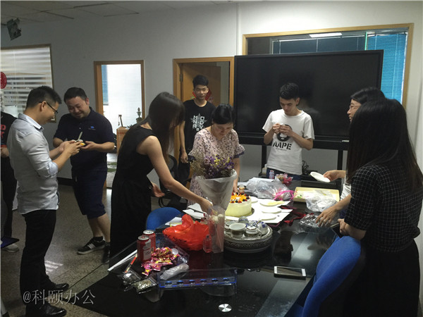 柯尼卡美能達(dá)復(fù)印機(jī)代理商--科頤之家家人一起分享美味的蛋糕