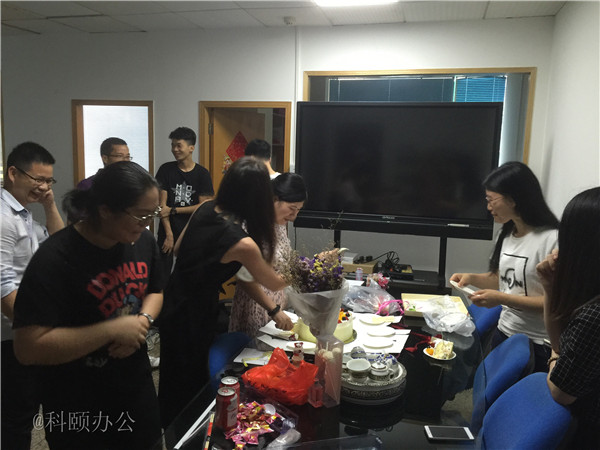 柯尼卡美能達(dá)復(fù)印機(jī)代理商--科頤之家家人一起分享美味的蛋糕