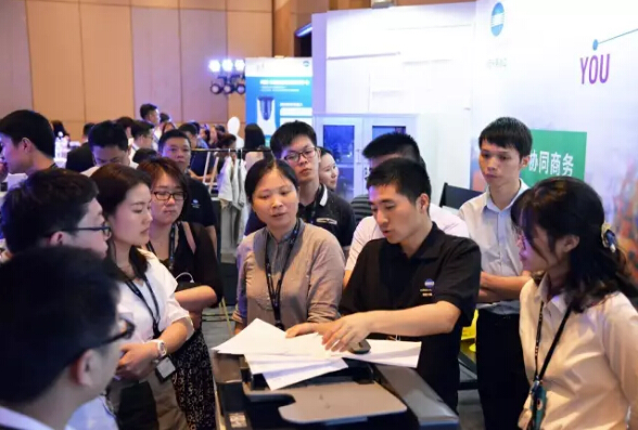 來賓踴躍參與現(xiàn)場體驗活動-科頤辦公